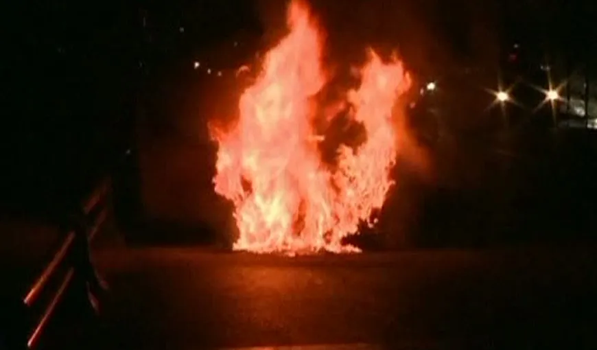 ŞOCANT: O maşină a luat foc în plină stradă, sub ochii îngroziţi ai trecătorilor VIDEO