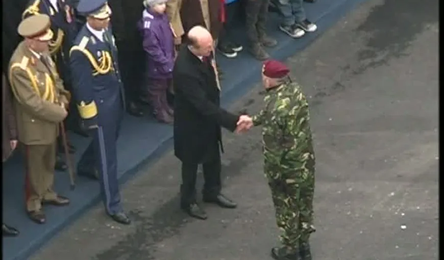 Traian Băsescu, FLUIERAT la Arcul de Triumf: Parada militară a fost „frumoasă” VIDEO