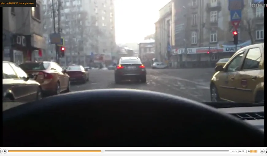Cum trece pe roşu un şmecher cu BMW VIDEO