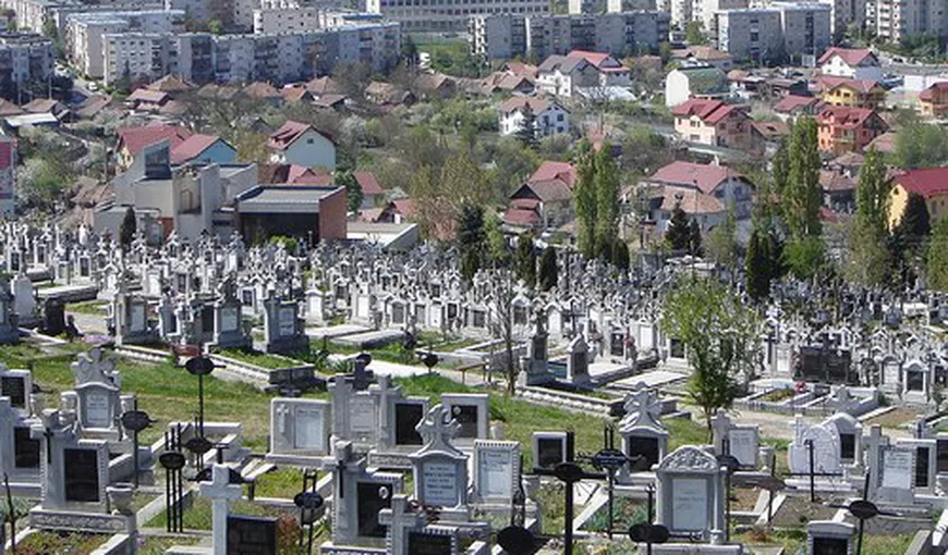Proiect năstruşnic în Cluj: Amenzi pentru cei care merg în cimitir îmbrăcaţi sumar