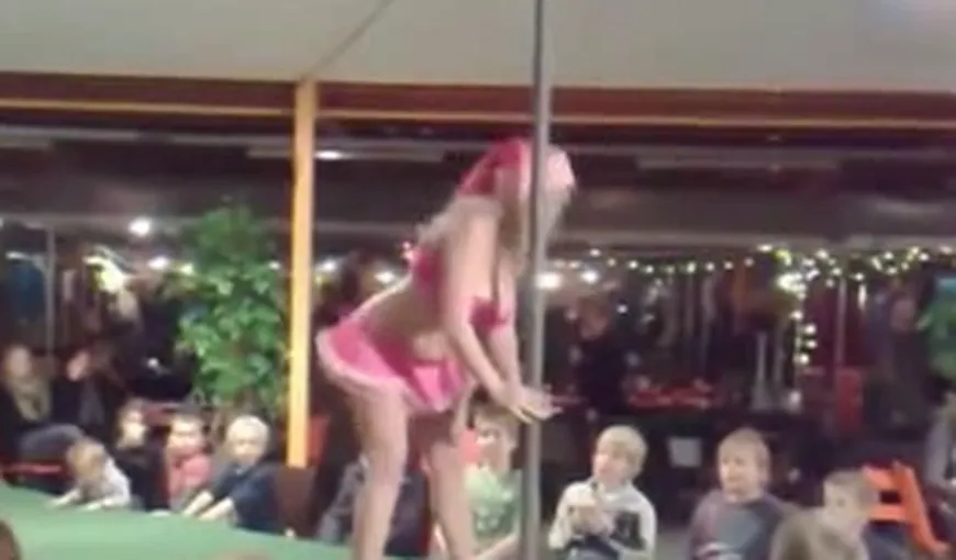 Petrecere bizară: O Crăciuniţă face striptease la bară în faţa unor copii VIDEO