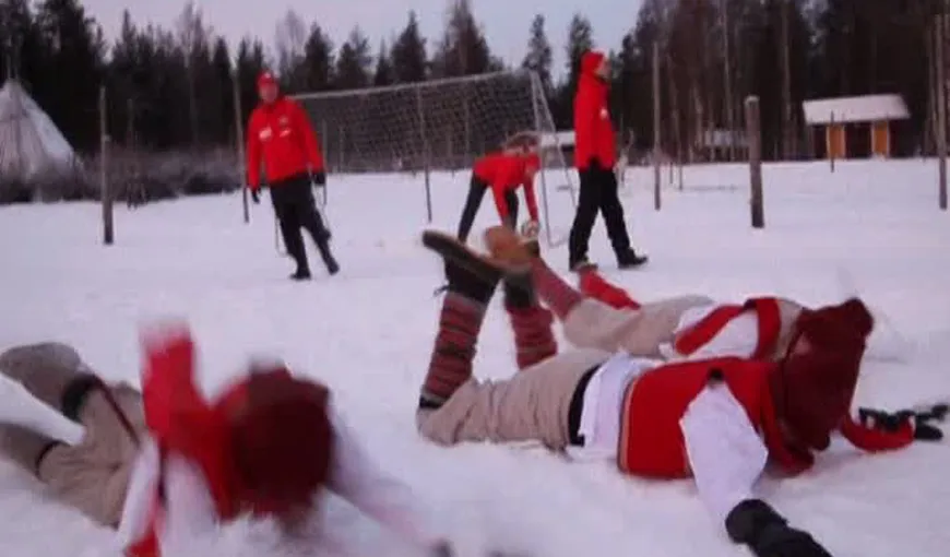 Elfii lui Moş Crăciun s-au antrenat pentru Sărbători pe terenul de … fotbal VIDEO