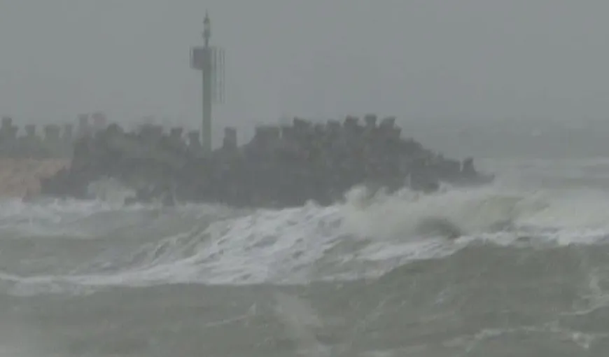 Furtună puternică pe mare: Valurile de la Constanţa, înalte de opt metri VIDEO
