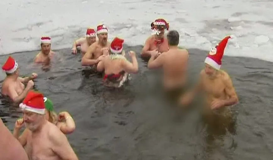 Gest extrem de Crăciun. 60 de oameni au făcut baie în pielea goală într-un râu îngheţat VIDEO