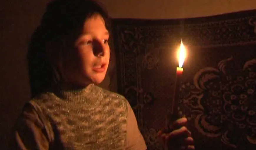 O fetiţă premiantă din Piteşti vrea lumină de la Moş Crăciun, ca să nu mai scrie la lumânare