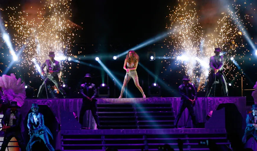 Surpriză pentru fanii lui Jennifer Lopez: Diva şi-a urcat gemenii pe scenă, în timpul concertului