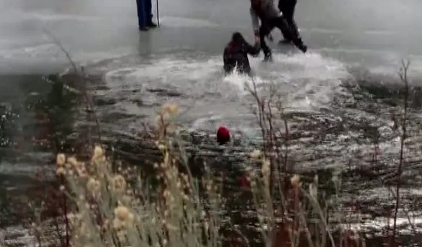 Distracţia pe un lac îngheţat era să se transforme în tragedie