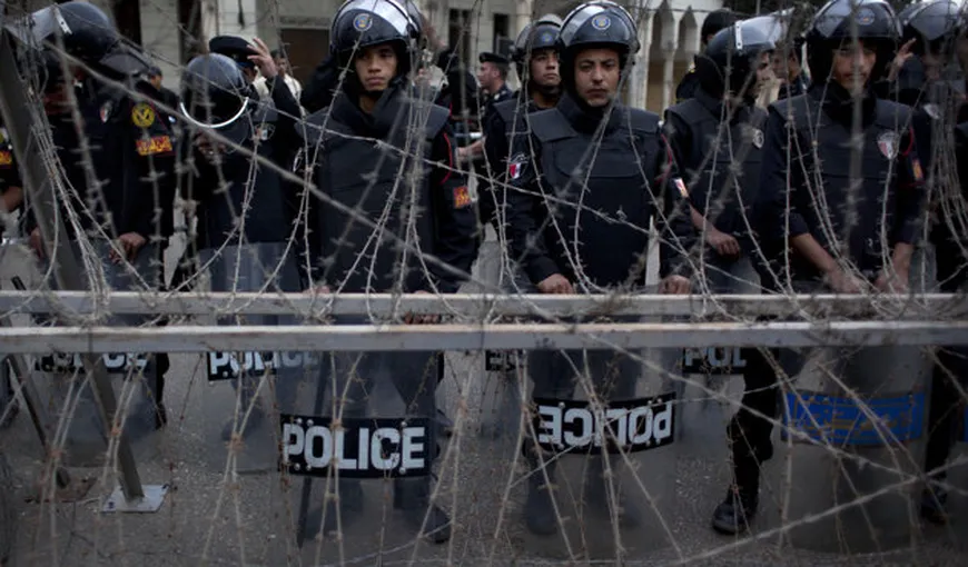 Se-ncinge atmosfera în Cairo:Sute de protestatari au rupt barierele şi se îndreaptă spre Preşedinţie