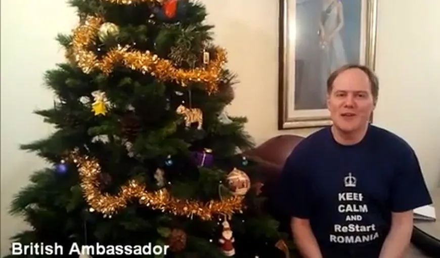 Ambasadorul britanic recită Pluguşorul purtând un tricou cu mesajul „Keep calm and ReStart Romania”