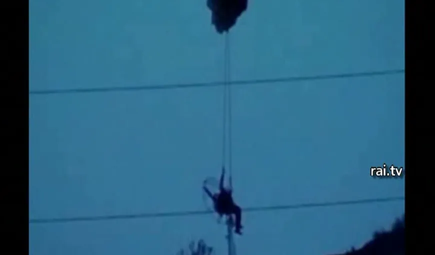 Un paraşutist a rămas suspendat patru ore între cablurile de curent electric, la 100 de metri VIDEO