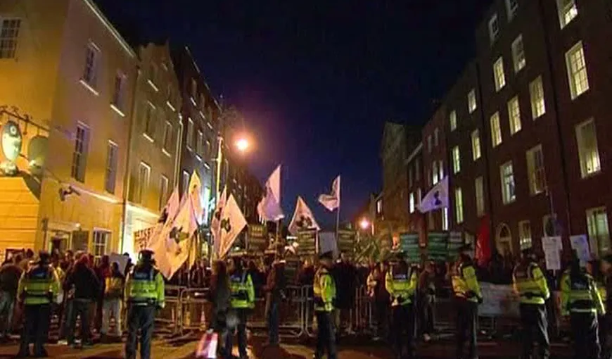 Proteste violente în Irlanda. Sute de manifestanţi anti-austeritate s-au încăierat cu poliţia VIDEO