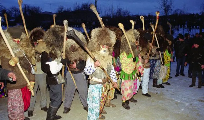 Poliţiştii asediază Ruginoasa pentru a opri bătaia tradiţională de Revelion. Scotocesc fiecare ungher