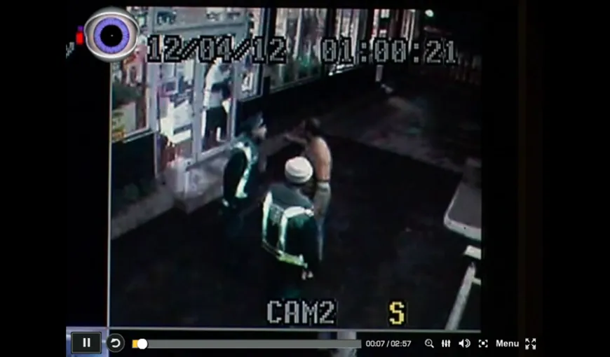 Doi poliţişti înjuraţi de un scandalagiu au apelat la sora acestuia pentru a-l calma VIDEO