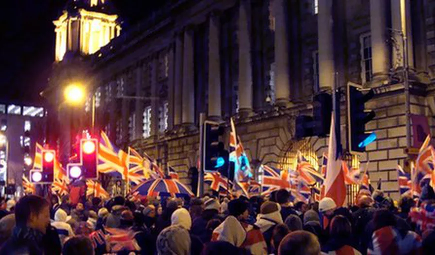 Coborârea steagului britanic de pe Primăria din Belfast a provocat proteste violente VIDEO