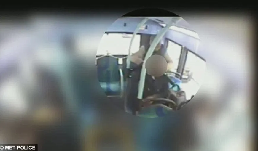 ŞOCANT: Călător STRANGULAT cu o eşarfă de un necunoscut într-un autobuz VIDEO