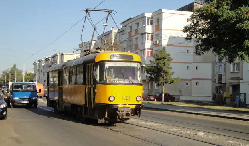 Întâmplări din Botoşani: A urcat beat la volan şi a ADORMIT ÎN TRAFIC chiar pe linia de tramvai
