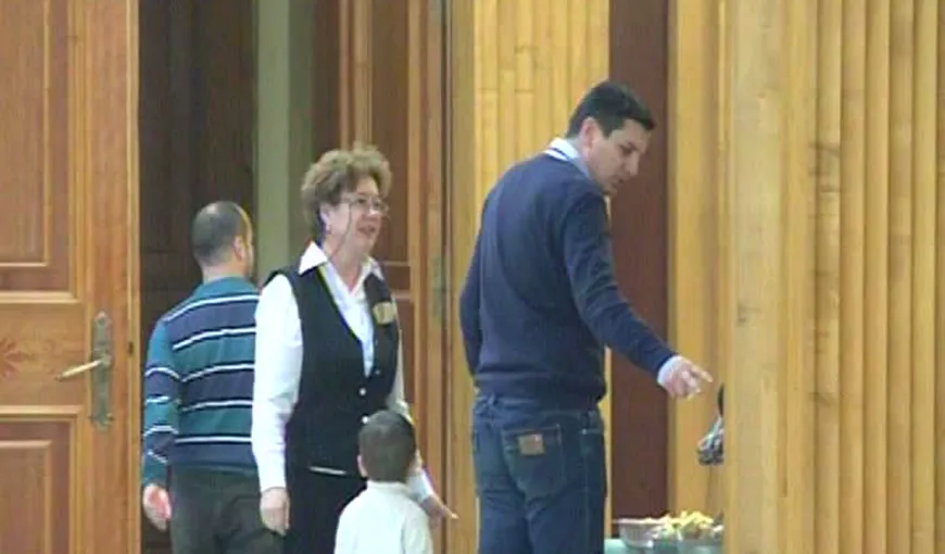Alin Trăşculescu şi-a plimbat copilul prin Parlament VIDEO