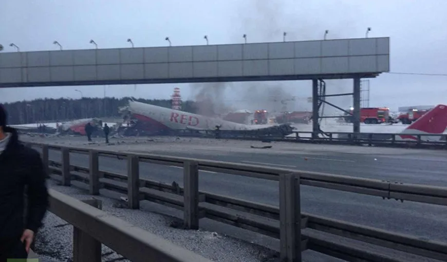 Avion în flăcări pe aeroportul din Moscova: Patru persoane au murit VIDEO