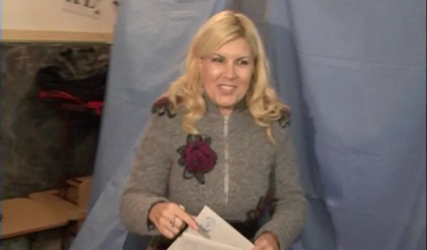 Elena Udrea a venit la vot cu o bluză specială pentru alegeri: Am emoţii VIDEO