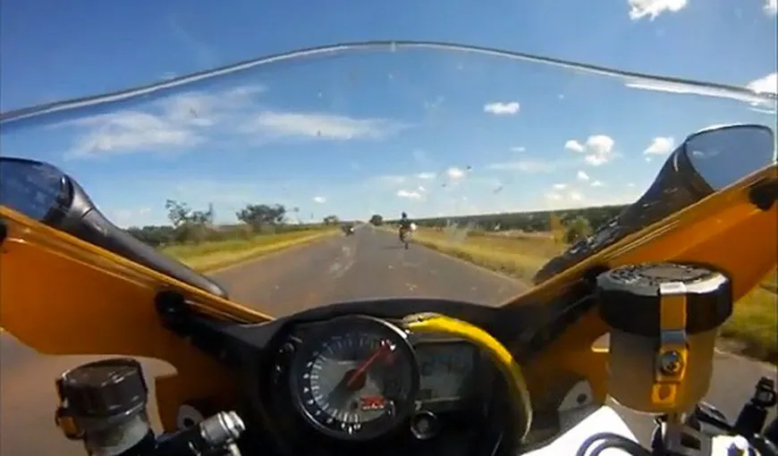 Vitezoman inconştient: Un motociclist a gonit cu 300 la oră pe şosea, printre maşini VIDEO