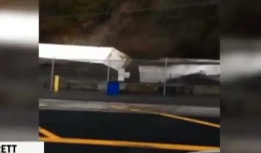 Un tren de marfă a fost aruncat de pe şine de un val imens de noroi VIDEO