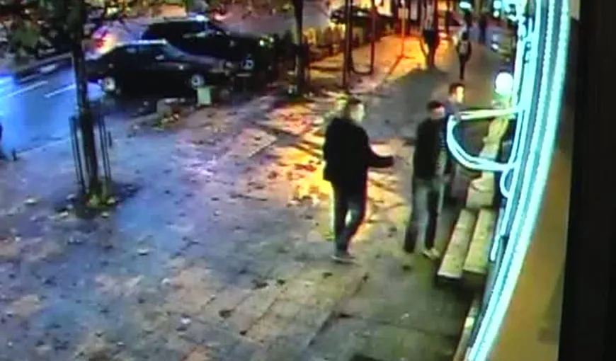 Trei tineri din Baia Mare au vandalizat intrarea într-un local VIDEO