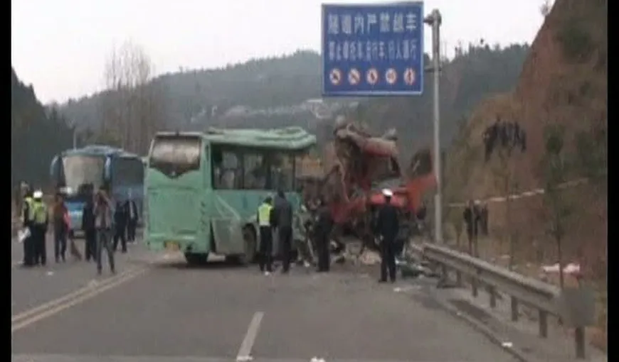 Un autobuz cu 18 persoane s-a lovit de un camion, făcând 7 morţi şi 11 răniţi VIDEO