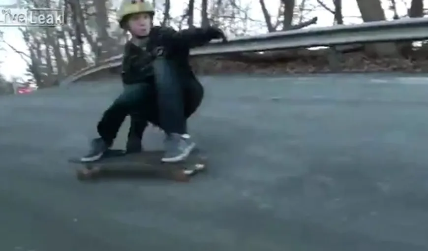 SUPRAVIEŢUIRE MIRACULOASĂ. Un skater a trecut milimetric pe lângă moarte VIDEO
