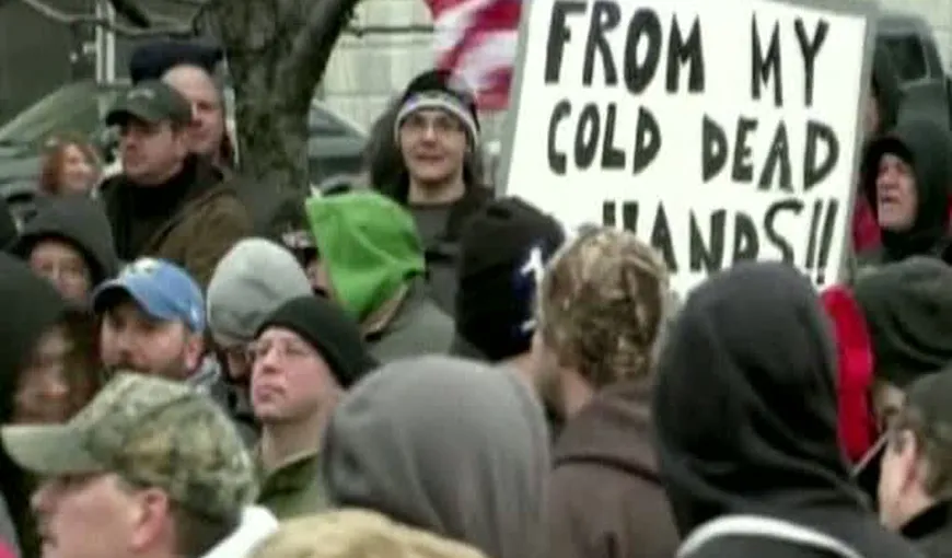 Proteste faţă de legile dure: Americanii ţin cu dinţii de armele lor VIDEO