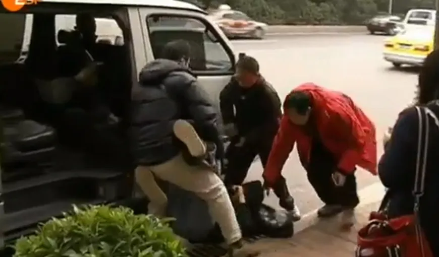 Cum sunt săltaţi oamenii de pe stradă de către SECURITATEA din CHINA. VIDEO ŞOCANT