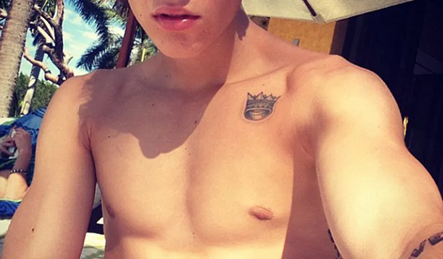 Justin Bieber îşi arată muşchii, dar şi noul său tatuaj FOTO
