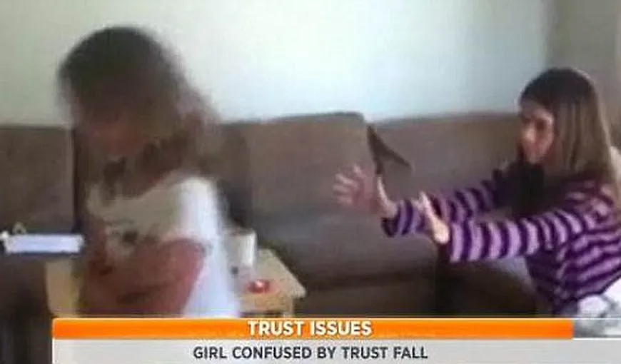 AMUZANT: O fetiţă cade în gol cu ochii închişi sperând că prietena ei o va prinde VIDEO