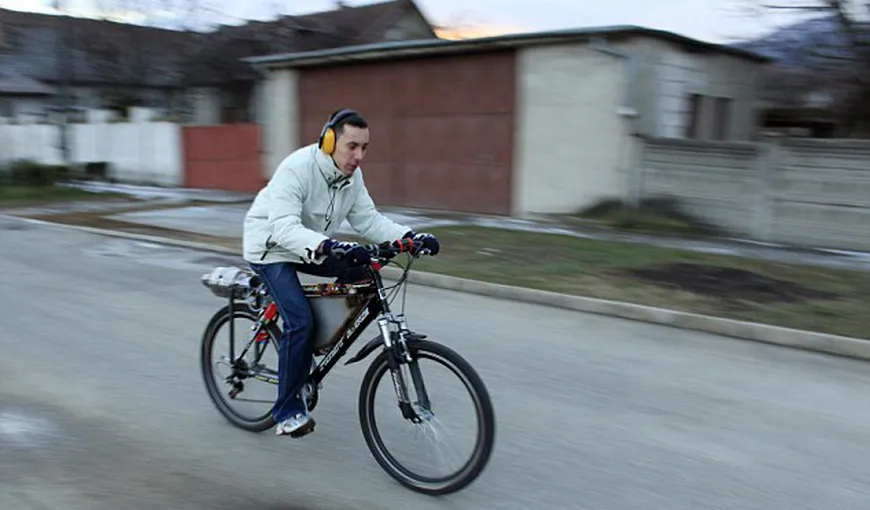 Cum să învingi traficul, în stil românesc: Bicicleta cu motor cu reacţie FOTO