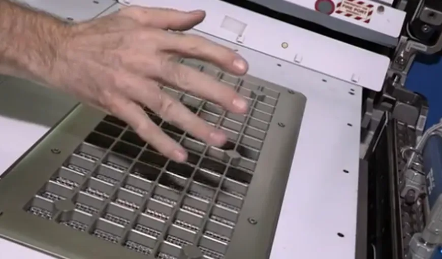 Cum îşi taie astronauţii unghiile în spaţiu pentru a nu le intra în ochi din cauza gravitaţiei VIDEO