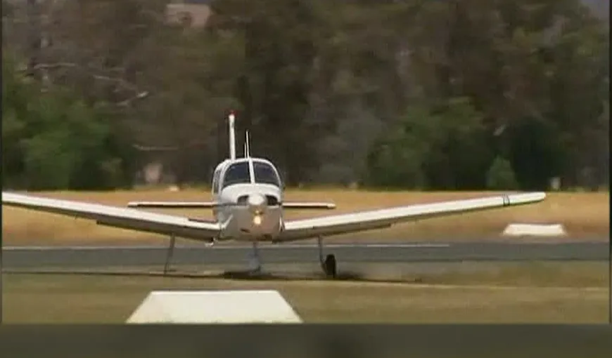 Un pilot a aterizat cu un avion de mici dimensiuni într-o roată VIDEO