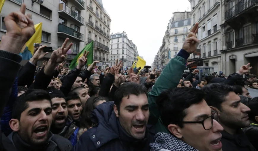 Mii de kurzi manifestează la Paris după asasinarea celor trei femei kurde