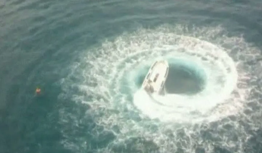 Imagini incredibile cu o barcă în mijlocul oceanului: se învârtea necontrolat, în cerc