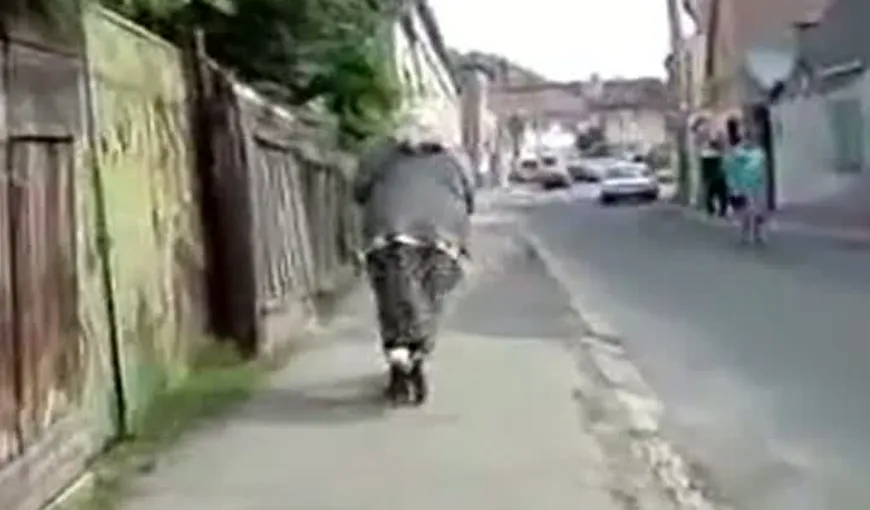 I-a uimit pe trecători: O bătrână de 80 de ani zburdă pe trotinetă prin Sibiu VIDEO