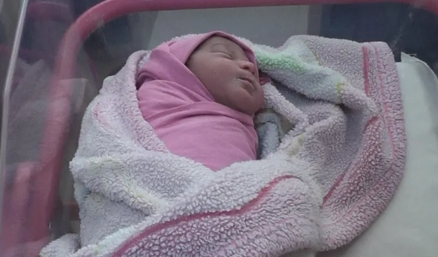 Un bebeluş născut în avion a primit numele stewardesei care l-a ajutat să vină pe lume VIDEO