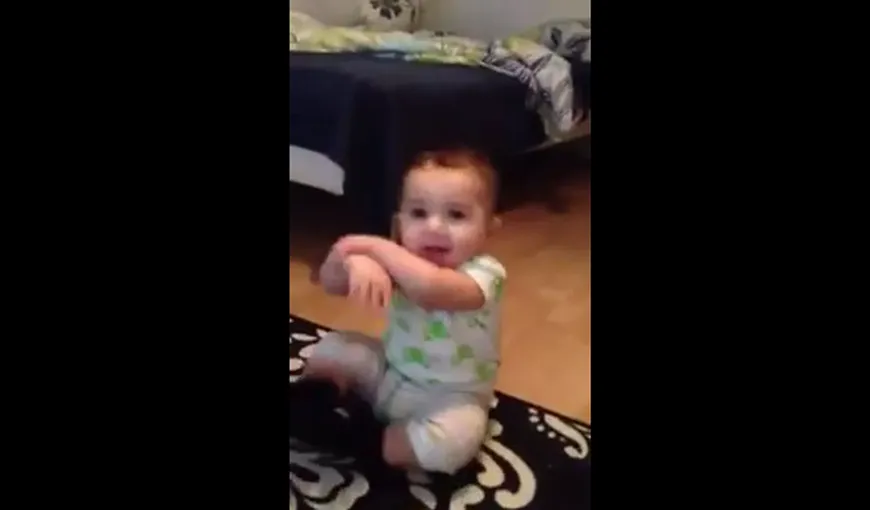 Un bebeluş dansează pe Gangnam Style, deşi încă nu ştie să meargă VIDEO