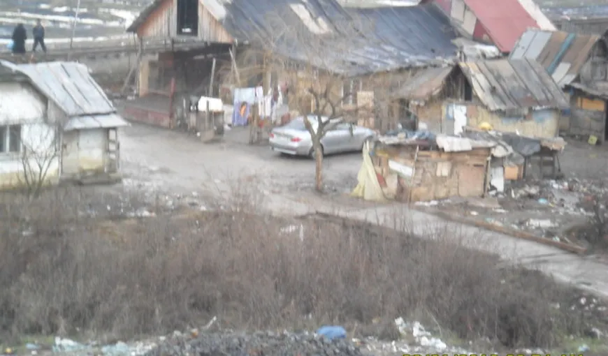 Se întâmplă în România. Casa stă să i se prăbuşească, dar şi-a luat maşină de lux FOTO