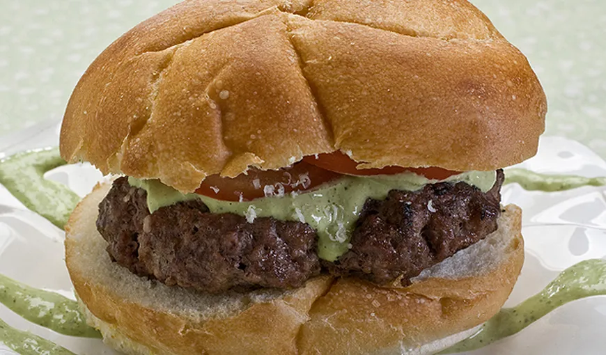Carne de cal, găsită în burgerii de vită din mai multe supermarketuri VIDEO