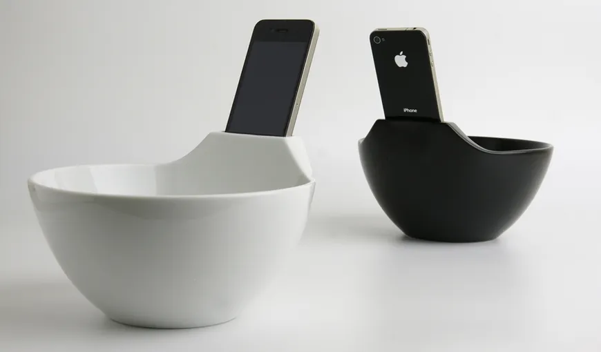 Ultima invenţie pentru smartphone-uri: Castronul pentru supă CU SUPORT de telefon