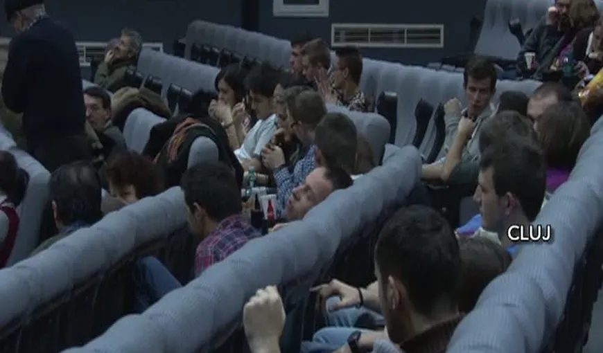 Sute de oameni s-au călcat în picioare pentru a vedea gratuit filmele lui Nicolaescu VIDEO