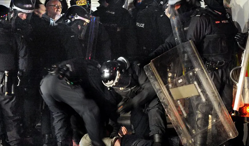 Nouă agenţi de poliţie, răniţi în confruntări cu protestatari în Irlanda de Nord