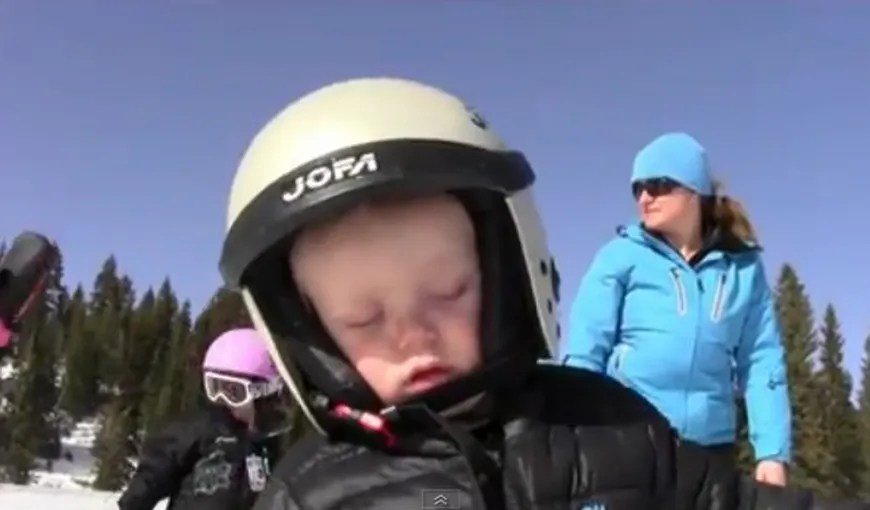 Râzi cu lacrimi. Un copil de trei ani, filmat de părinţi în timp ce doarme pe o pârtie de schi VIDEO