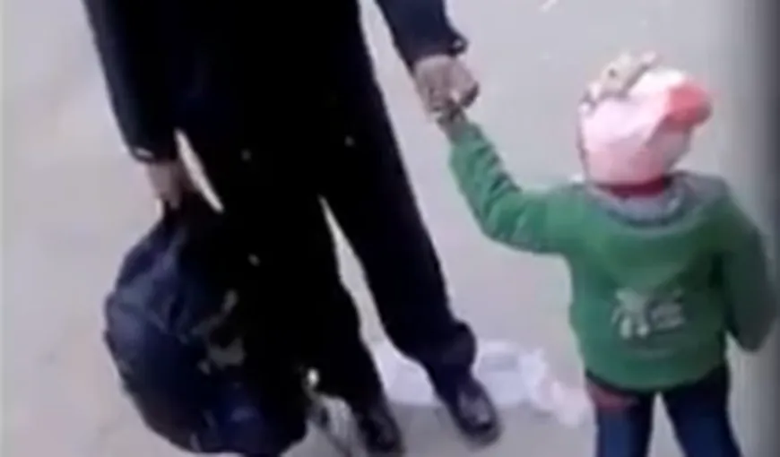 INCREDIBIL: Un tată împarte o ţigară cu fiul său de 4 ani VIDEO