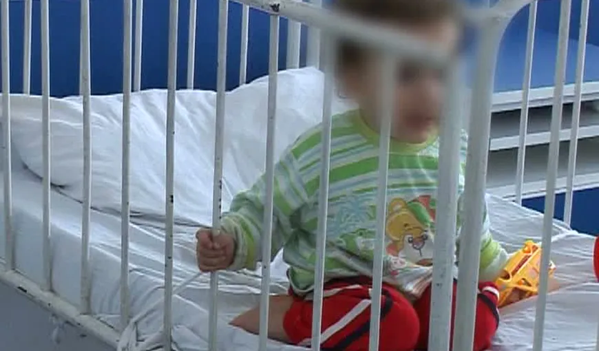Medicii din Buzău care au legat copiii de pat spun că sunt acoperiţi de lege VIDEO