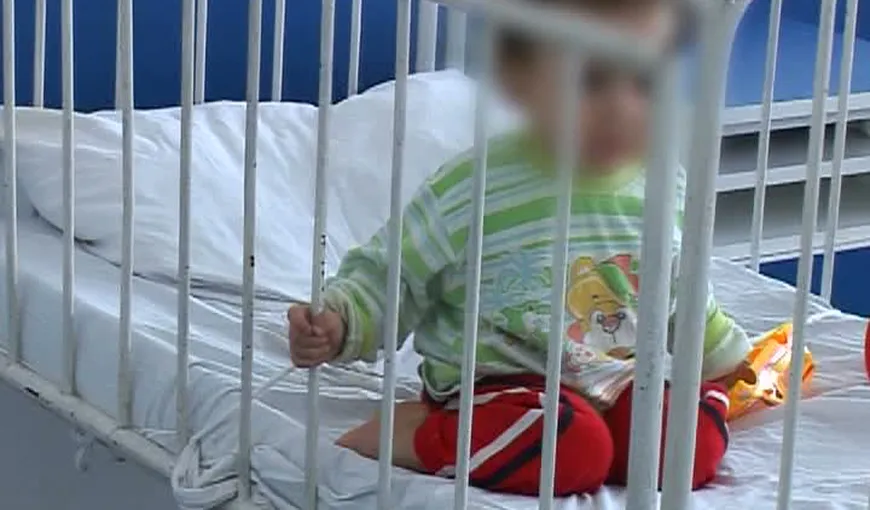 Mamele acuză Spitalul Judeţean din Buzău: Copii legaţi de paturi erau şi injectaţi cu fenobarbital
