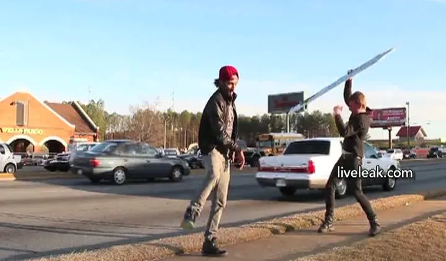 Dans nebun pe marginea şoselei: Doi autostopişti fac un show de zile mari pe dubstep VIDEO